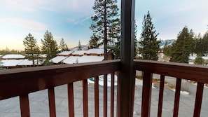 Condo, 5 chambres | Balcon