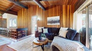 Condo, 2 habitaciones | Área de sala de estar