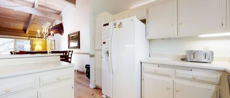 Condo, 4 Bedrooms | Private kitchen | Fridge, oven, coffee/tea maker, toaster