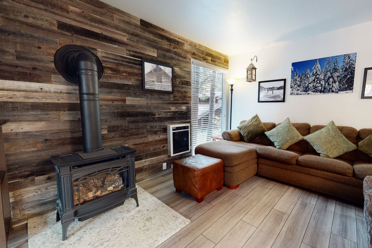 Condo, 2 Bedrooms | Living area