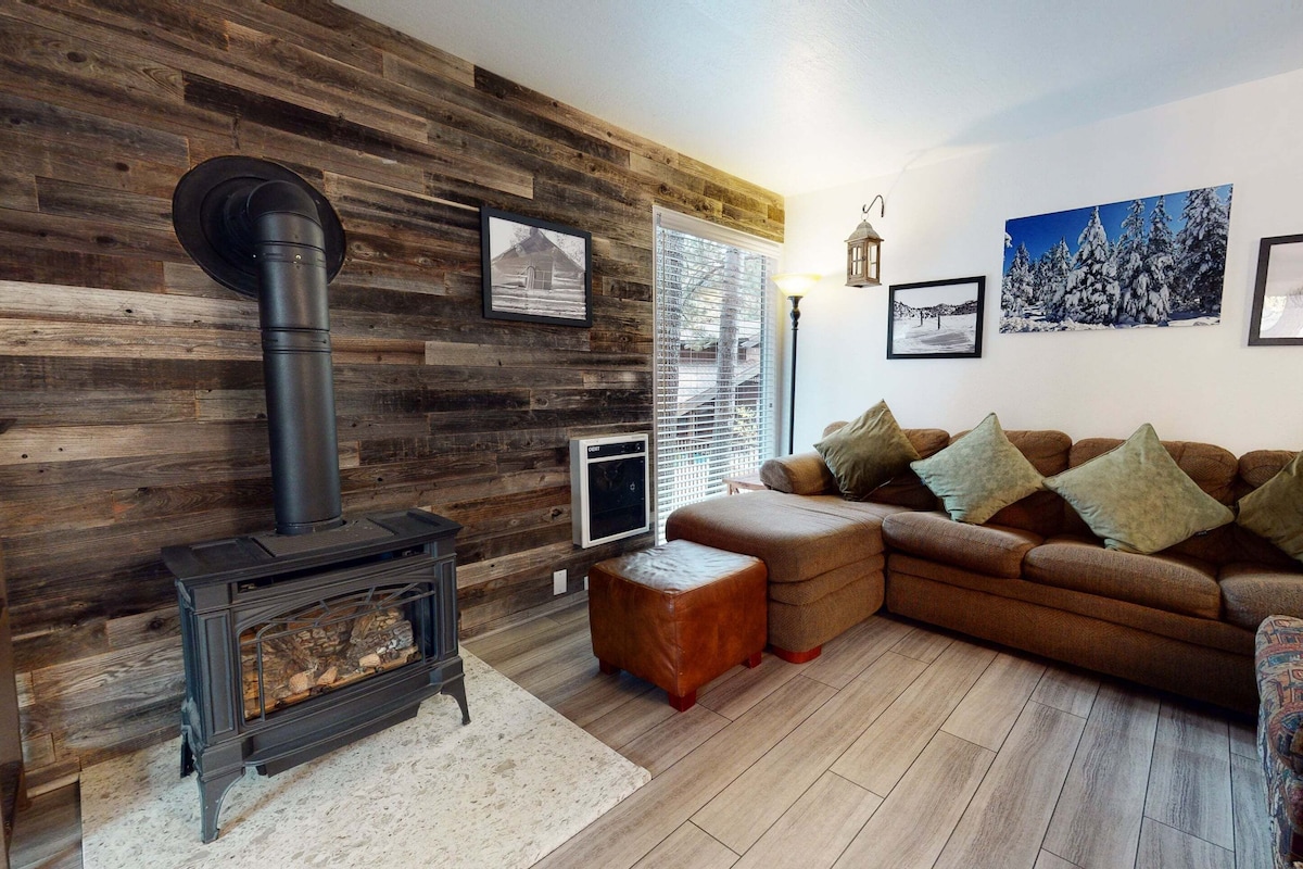 Condo, 2 Bedrooms | Living area