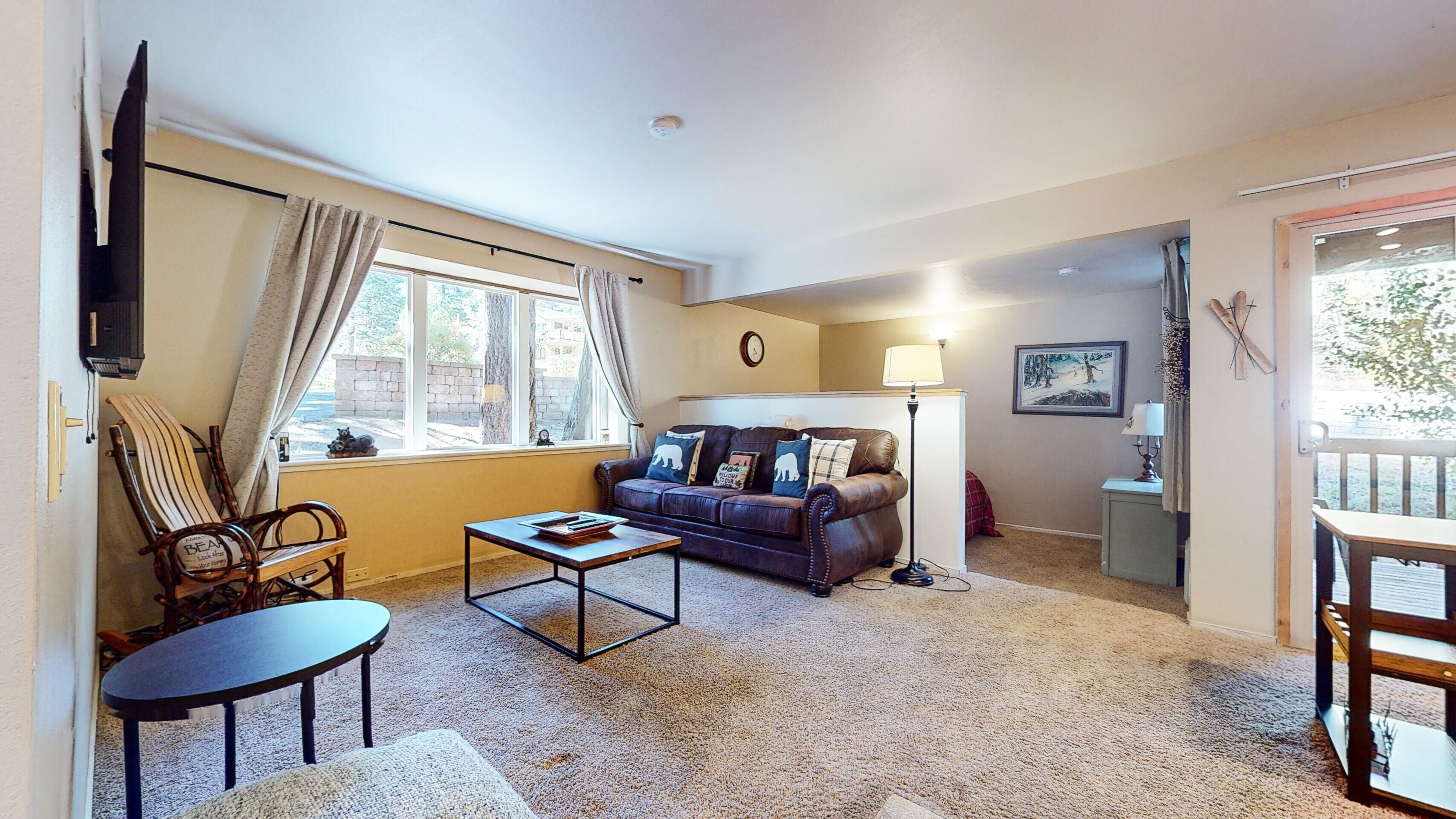Ground Level & Pet Friendly Studio Near The Village. Summer Complex Amenities