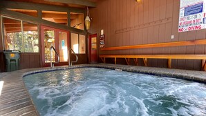 A hot tub with a wooden interior, a sign indicating no diving, and a capacity of 25 people. - Pet Friendly, Walk To The Village. Pool On-Site & Great Complex Amenities (Mammoth Lakes)