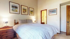 2 bedrooms, WiFi, bed sheets - Pet Friendly, Walk To The Village. Pool On-Site & Great Complex Amenities (Mammoth Lakes)