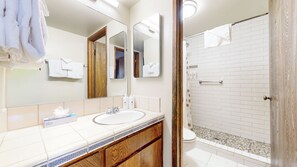 Shower, hair dryer, towels - Pet Friendly, Walk To The Village. Pool On-Site & Great Complex Amenities (Mammoth Lakes)