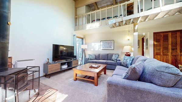 Fireplace, ping pong - Pet Friendly, Walk To The Village. Pool On-Site & Great Complex Amenities (Mammoth Lakes)
