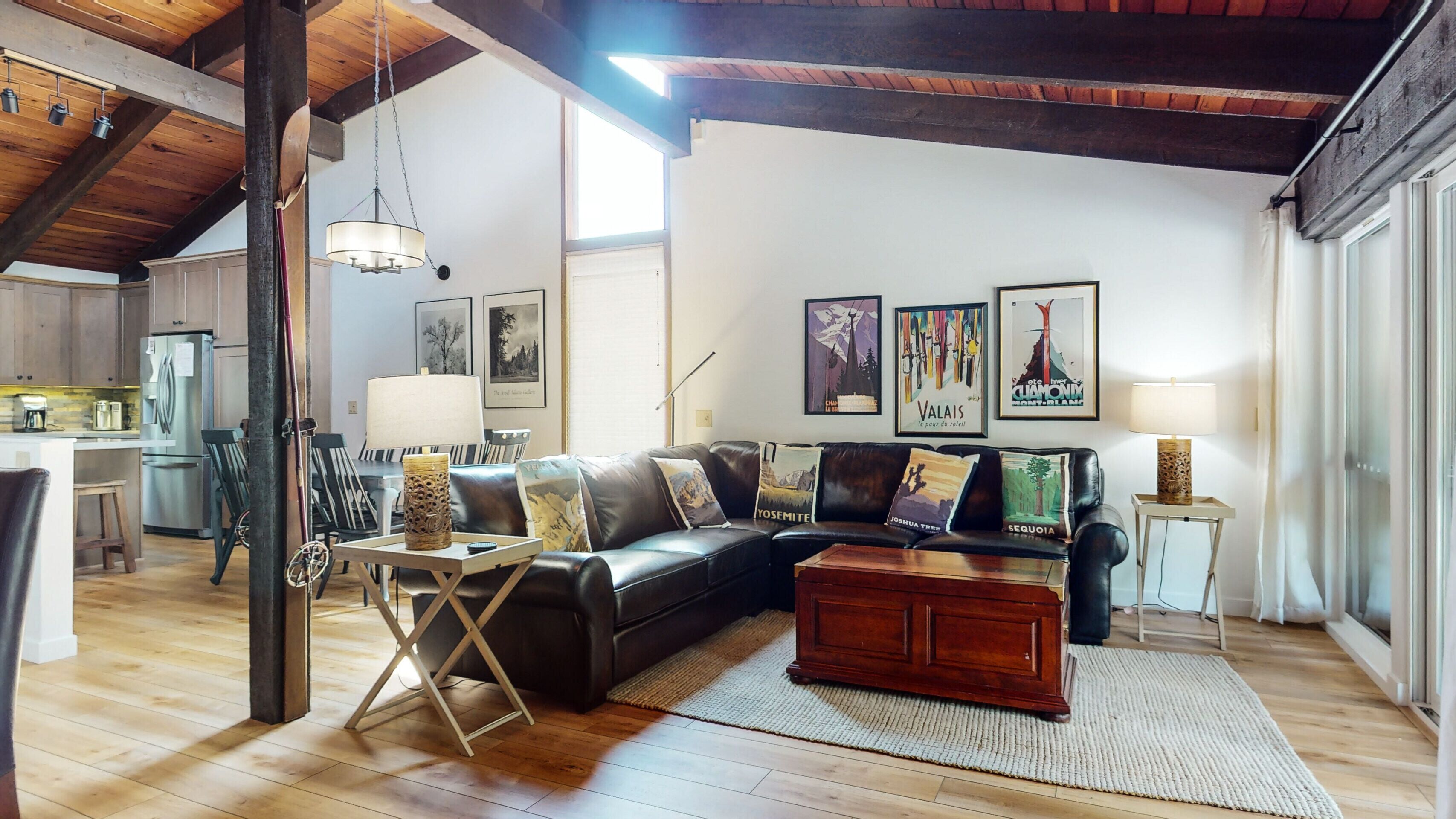 Ein Wohnzimmer mit einer Couch, einem Couchtisch und einem Kunstwerk an der Wand.