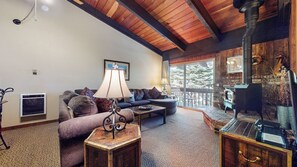 Fireplace - Homey Mountain Cabin. Steps to Jacuzzi. Walk to The Village, Gondola, Shuttle (Mammoth Lakes)