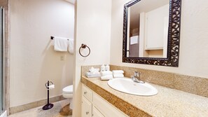Combined shower/bathtub, towels