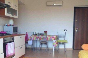 Réfrigérateur, four à micro-ondes, un four, surface de cuisson