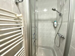 Apartment | Dusche im Bad