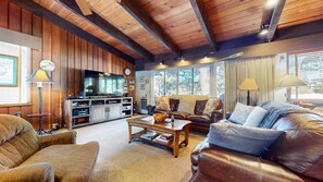 Een open haard en een tafeltennistafel