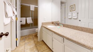 Combined shower/bathtub, hair dryer, towels