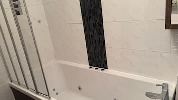 House | Bathroom | Combined shower/bathtub, deep-soaking bathtub, hair dryer, towels