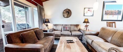 TV connectée, cheminée, table de tennis de table, espaces bureaux