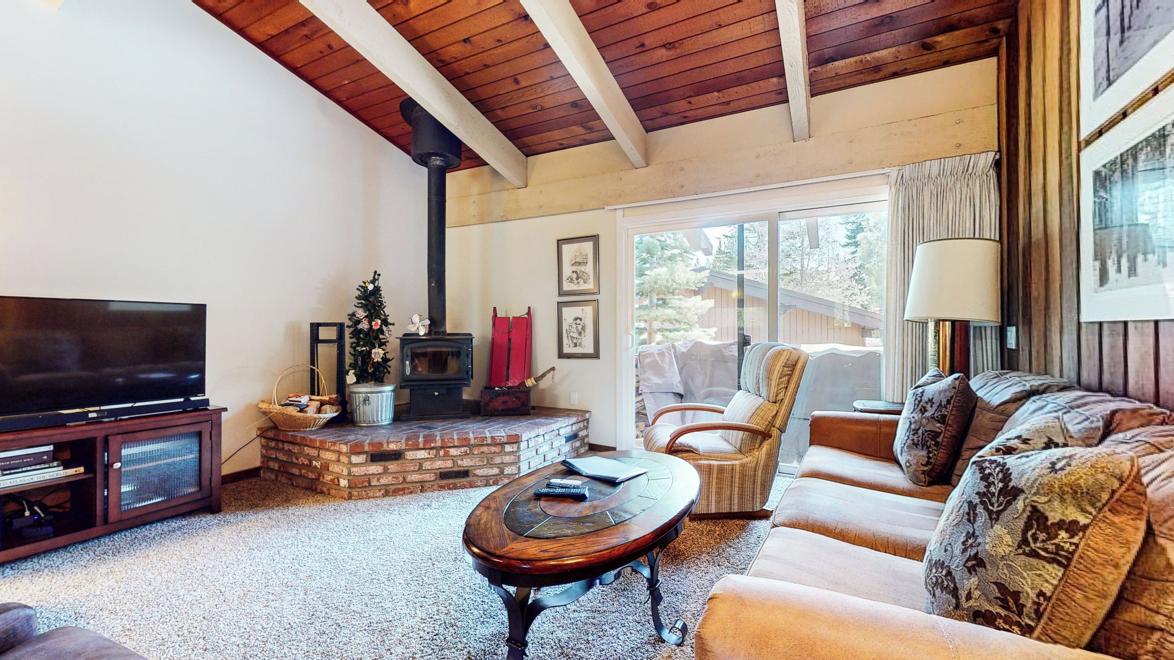 Smart TV, fireplace