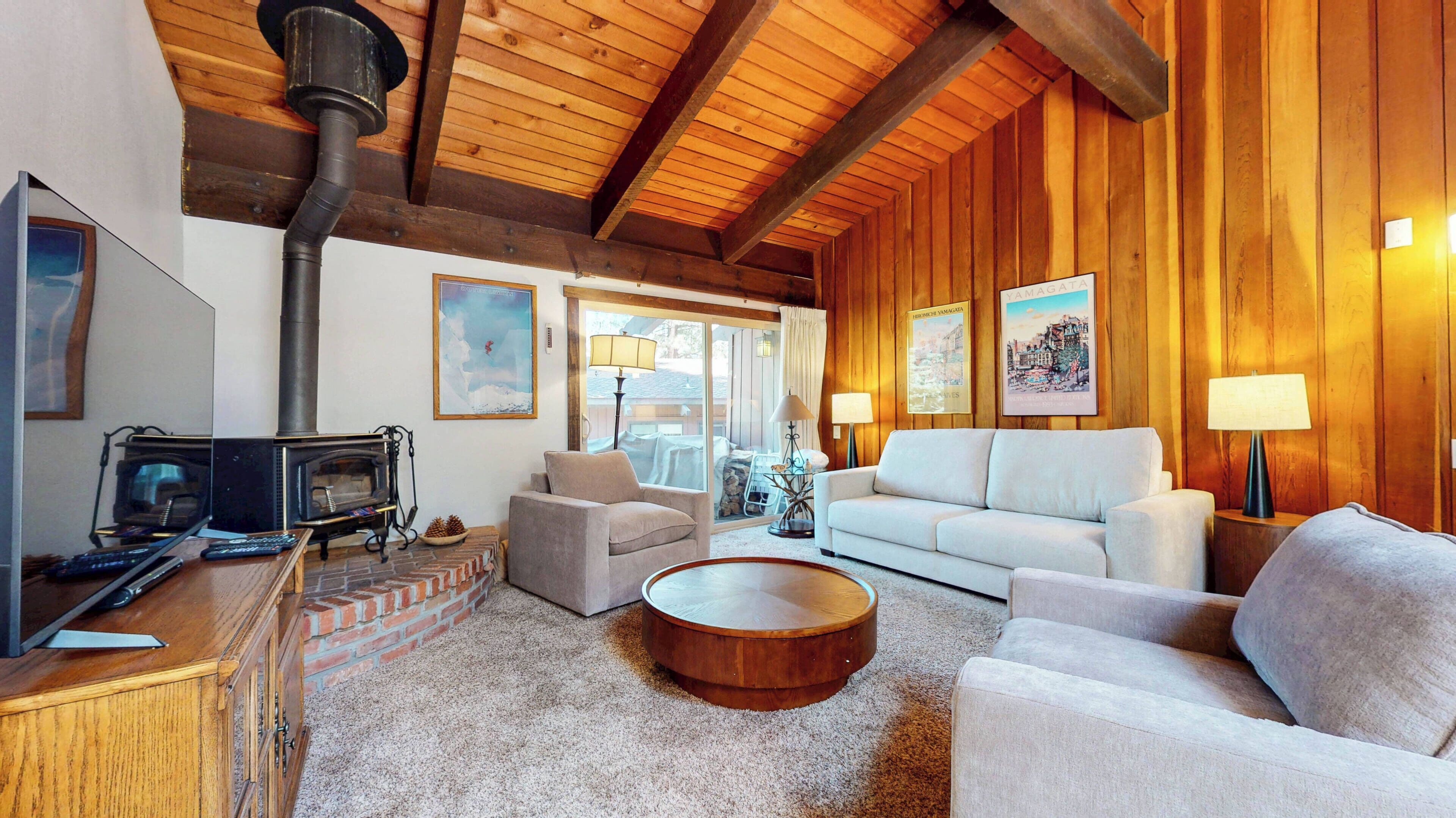 Smart TV, fireplace, ping pong