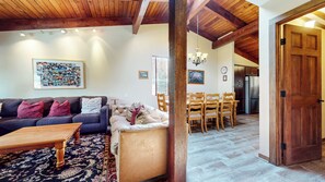 Fireplace - Pet-Friendly & Spacious Modern Home, Near The Village, Pool & Hot Tub On-site (Mammoth Lakes)