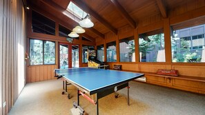 Games room - 5-Star Modern Mountain Home, Spacious, Remodeled. Private W/D, Prime location (Mammoth Lakes)