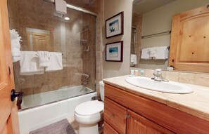 وحدات دش مع أحواض استحمام، مناشف