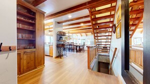 Una cocina amplia con armarios de madera y un comedor con una mesa grande y sillas.