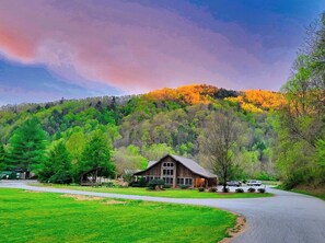 Exterior - Spacious Wooden Cabin, WiFi, Hot Tub, Close to Walking Trails, Fireplace (Ferguson)