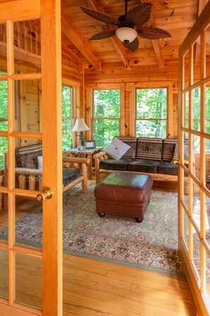 TV, fireplace, books - Spacious Wooden Cabin, WiFi, Hot Tub, Close to Walking Trails, Fireplace (Ferguson)