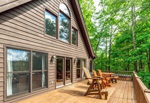 Outdoor dining - Spacious Wooden Cabin, WiFi, Hot Tub, Close to Walking Trails, Fireplace (Ferguson)