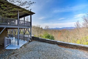 Property grounds - Family and Pet Friendly Mtn Top Cabin, Double Porch, High-Speed WiFi/SmartTVs (Ferguson)