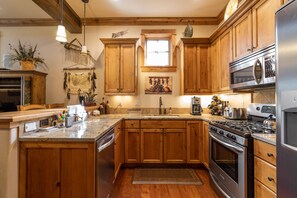 Fridge, oven, dishwasher, coffee/tea maker - Bozeman Bungalow -Convenient and Well Appointed Monthly Rental, 30+ nights (Bozeman)