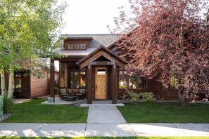 Exterior - Bozeman Bungalow -Convenient and Well Appointed Monthly Rental, 30+ nights (Bozeman)