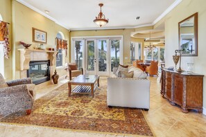 Fernseher, Tischtennisplatte