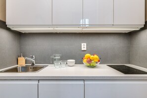 Réfrigérateur, micro-ondes, plaque de cuisson, lave-vaisselle