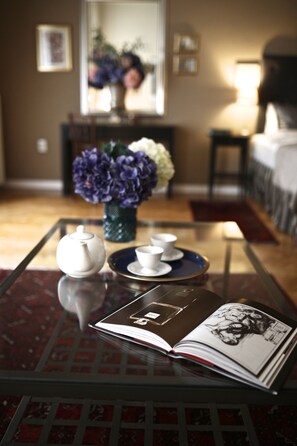1 chambre, bureau, fer et planche à repasser, lit parapluie