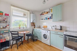 Fridge, oven, stovetop, coffee/tea maker - Cosy 1BDR Flat Near Canary Wharf (London)