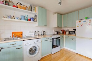 Fridge, oven, stovetop, coffee/tea maker - Cosy 1BDR Flat Near Canary Wharf (London)