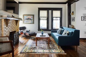 TV, fireplace, books, stereo - Apt1@Charles | Accessible Access | Parking | Walk (Birmingham)