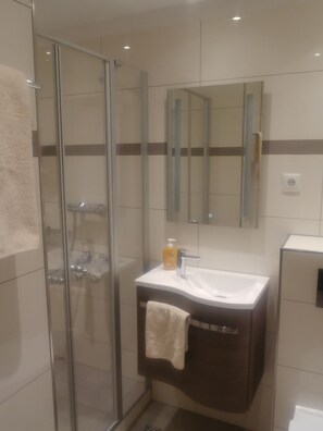 Chuveiro, secador de cabelo, toalhas de banho, sabonete