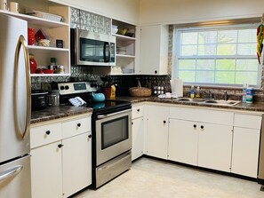 Refrigerador, microondas, horno y parrilla de estufa 