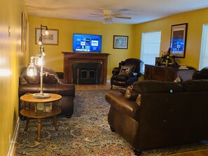 Smart TV, chimenea y libros 