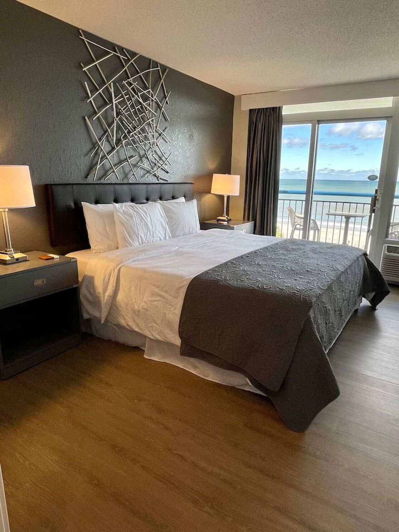 2 bedrooms, desk, WiFi, bed sheets