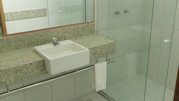 Quarto triplo standard | Banheiro | Chuveiro, produtos de toalete grátis