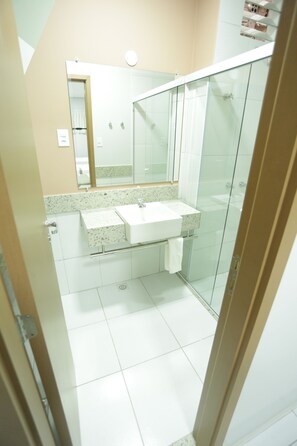 Standard-Doppelzimmer | Badezimmer | Dusche, kostenlose Toilettenartikel, Haartrockner, Handtücher