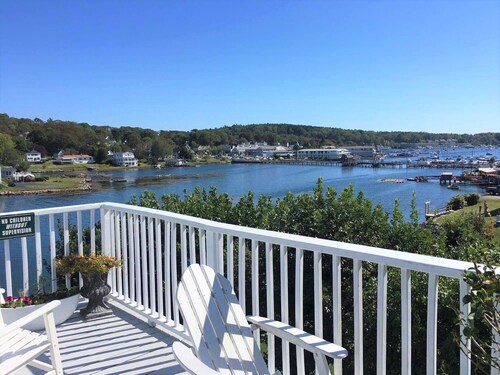 2 bedroom Penthouse with private deck on the Harbor