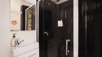 Shower, towels, shampoo