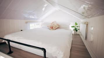 1 bedroom, travel crib, bed sheets