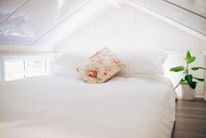 1 bedroom, travel cot, bed sheets - The Perch by Tiny Away (Korweinguboora)