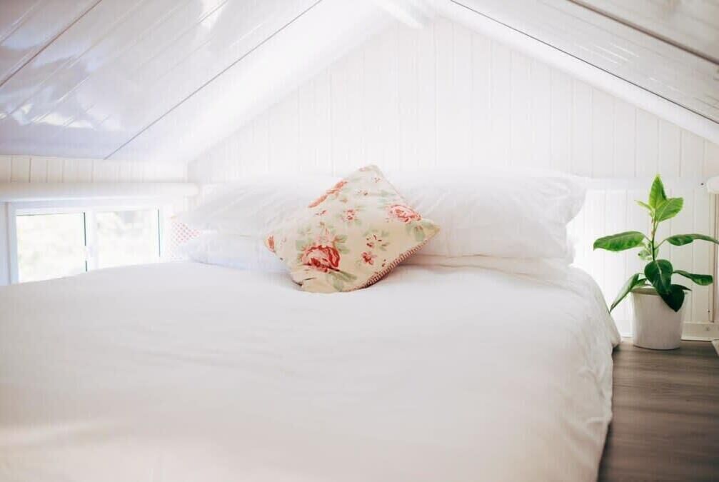 1 bedroom, travel crib, bed sheets