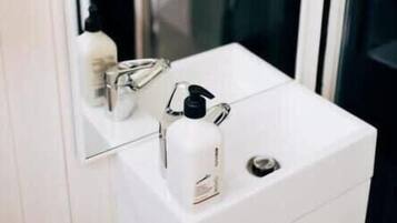 Shower, towels, shampoo