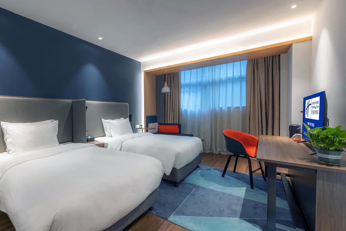 Standard Room, 2 Single Beds | Minibar, in-room safe, blackout curtains, iron/ironing board